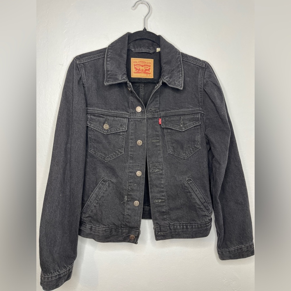 Levi’s black denim jacket with cute shoulder detail (size s)